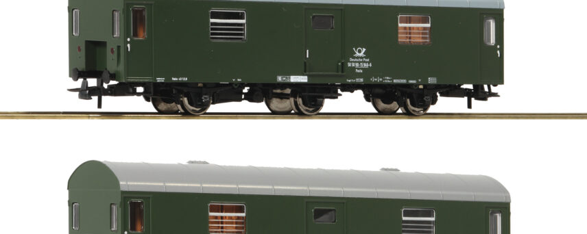 Roco 74111  2 piece set: Mail coaches “Rekowagen”, DR