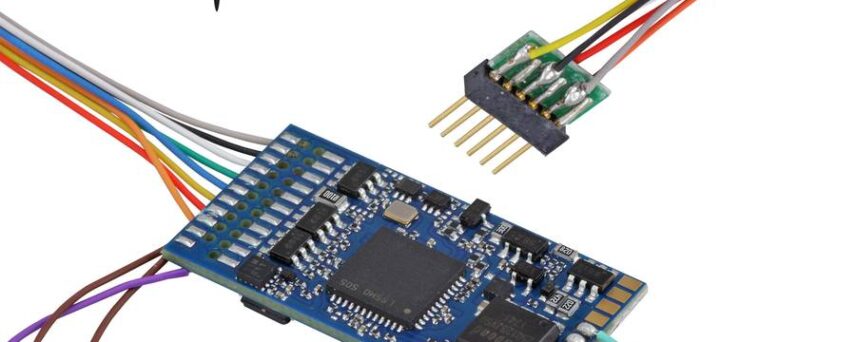 ESU 58416  LokSound 5 DCC/MM/SX/M4 no loaded sound, 6-pin NEM651, w/speaker