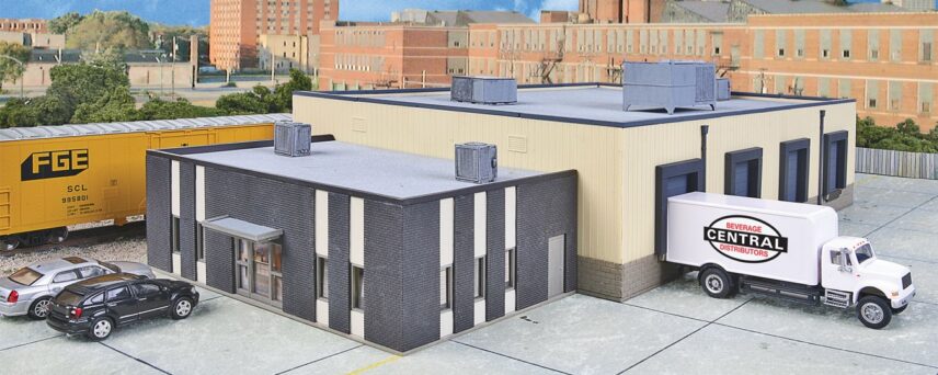 Walthers Cornerstone 4042   Central Beverage Distributors with Office Annex