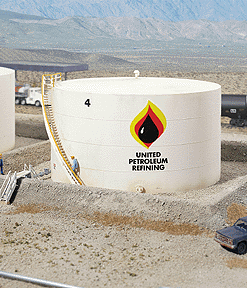 Walthers Cornerstone 3167  Wide Oil Storage Tank w/Berm
