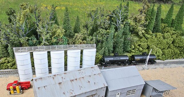 Walthers Cornerstone 4059  Trackside Oil Dealer with Storage Tanks