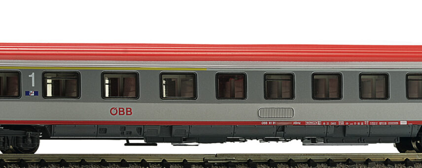 Fleischmann 814431  1/2 class Eurofima wagon in current livery, ÖBB