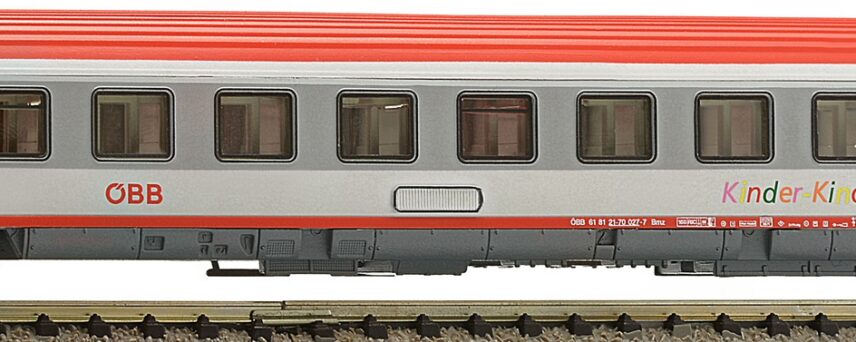 Fleischmann 814433  2nd class Eurofima wagon in current livery, ÖBB