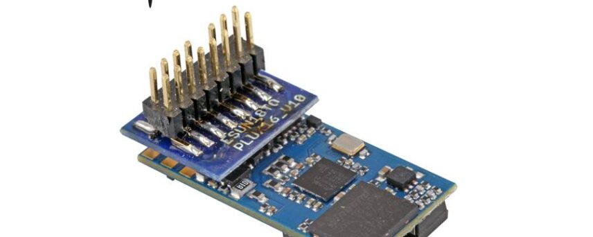ESU 58814  LokSound 5 micro DCC/MM/SX/M4 "blank decoder", PluX16, with Speaker 11x15mm