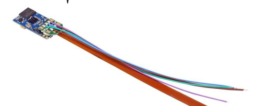 ESU 58816  LokSound 5 micro DCC/MM/SX/M4 "blank decoder", 6-pin NEM651, with Speaker 11x15mm