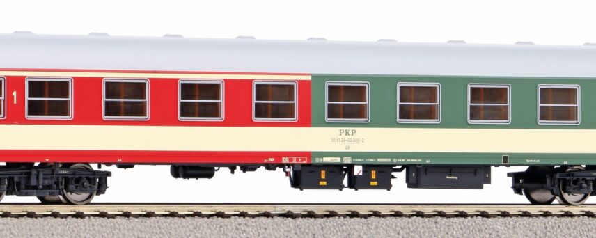 Piko 97617  Passenger car 104A, PKP
