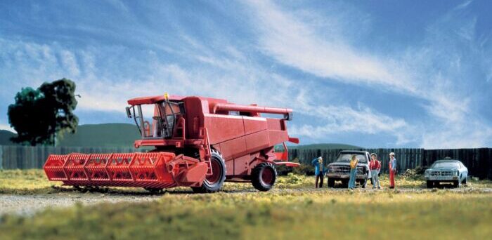 Walthers SceneMaster 11003  Farm Combine - Kit - Includes Grain & Corn Heads