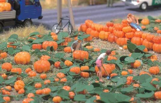Walthers SceneMaster 1115  Pumpkin Patch -- Kit - 80 pumpkins (assorted sizes) & eight vines