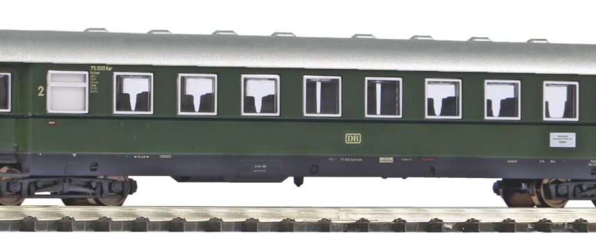 Piko 40624   2nd class coach apron express train, DB